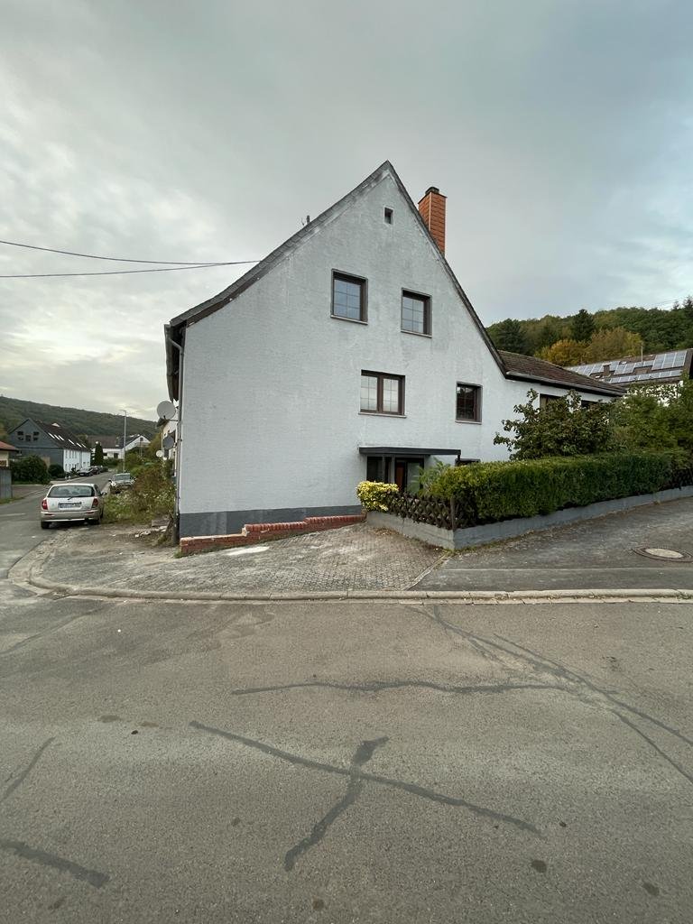 Vollständig renovierte Villa mit 2 separaten Wohnungen und 180 m² Wohnfläche in Birkenfeld Vollständig renovierte Villa mit 2 separaten Wohnungen und 180 m² Wohnfläche in Birkenfeld